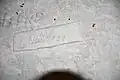 Témoin de fissure en plâtre daté de mai 1922 dans la basilique de Saint-Quentin.