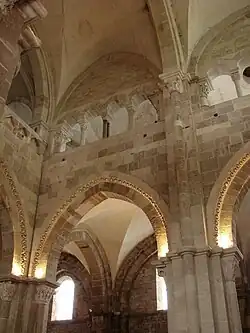 Tribunes (1140–1150), calcaire, avant-nef, bas côté nord.