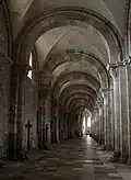 Arcs-doubleaux (XIIe&nbsp;siècle) séparant les travées surmontées de voûtes d'arêtes d'une nef latérale de la basilique Sainte-Marie-Madeleine de Vézelay.