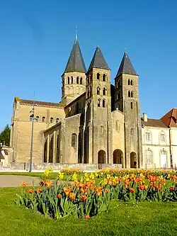 Basilique vue de face, côté Bourbince.