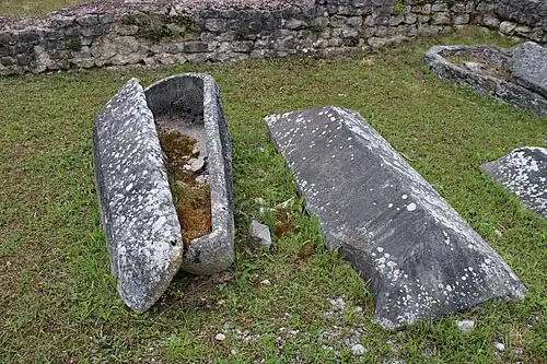 Sarcophages du vieux cimetière.