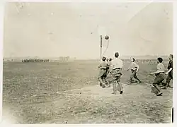 Soldats Néo-zélandais jouant au basket.