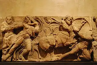 BM522 Apollon et Artémis (coin nord-est) ; une femme porte un jeune