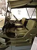 Jepp Willys équipée de son porte-fusil et de son lot de bord pelle/hache arrimé sur le flanc.