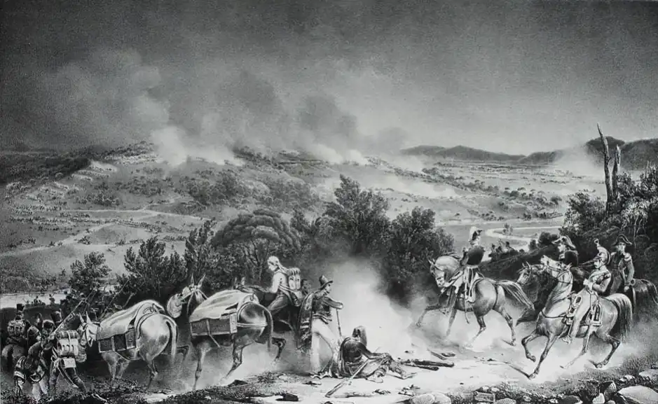 Tableau en noir et blanc d'une bataille, avec au premier plan des cavaliers (à gauche) et des ânes transportant un chargement (à droite), et au second plan, dans le lointain, des troupes attaquant une colline d'où émergent des panaches de fumée.