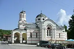 photographie couleurs : une église blanche sur une place