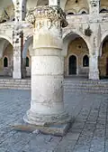Colonne monumentale sur la place Batei Mahase