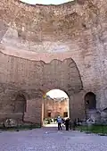 Piliers massifs, uniques vestiges du caldarium. En arrière-plan, les arcades du frigidarium