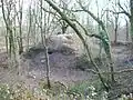 La cour du Sud-Est et une entrée merlonnée.