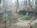 La cour du Sud-Ouest et deux entrées murées et taguées.