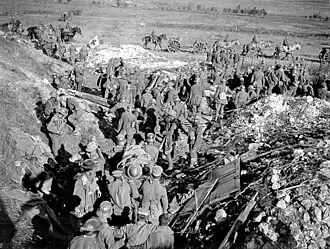 Avance de la 4e division canadienne le long du canal du Nord : des prisonniers de guerre allemands aident à évacuer les blessés, 27 septembre 1918.