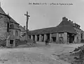 La Place de l'Église et la Halle au début du XXe&nbsp;siècle (carte postale).