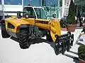Liebherr 435-10. Les quatre roues directrices autorisent la marche en crabe. Le mât est équipé d'un outil porte-palette.