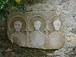 Stèle romane de l'église.