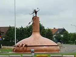 Rond-point décoré d'une cuve de brassage.