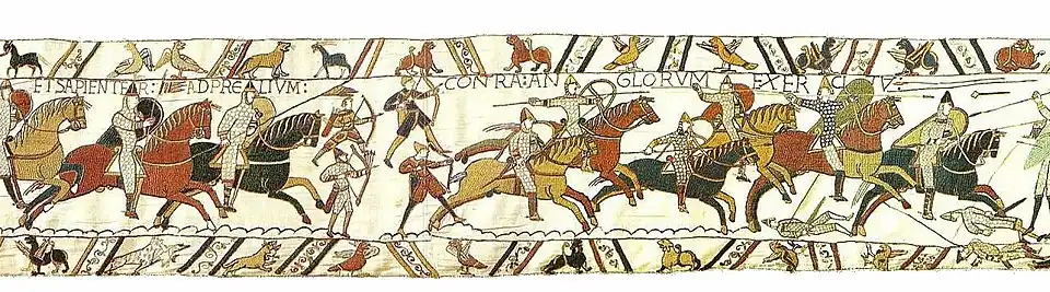 groupe de cavaliers armés qui chevauchent en ligne