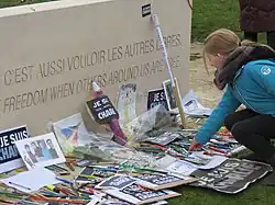 Jeune fille déposant un stylo lors de la manifestation du 11 janvier.