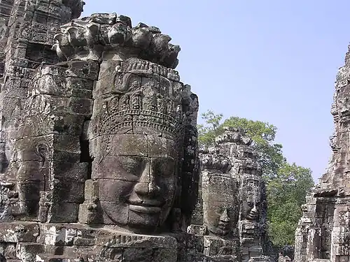 Tours aux quatre visages.