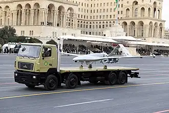 Bayraktar TB2 lors de la parade de la Victoire à Bakou en 2020. Le Bayraktar TB2 a assuré la victoire à l'armée azerbaïdjanaise face aux Arméniens durant la guerre de 2020 au Haut-Karabagh.