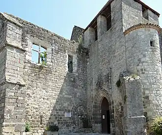 L'entrée de l'église et vestige du château