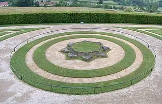 Parterre évoquant les fortifications de Vauban.