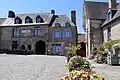 Le manoir du Colombier et la Place de la mairie.