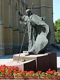 Monument au pape Jean-Paul II sur la place devant la basilique.