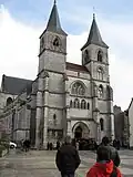la basilique Saint-Jean-Baptiste, de face.