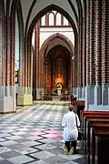 Nef latérale avec la chapelle du tabernacle.