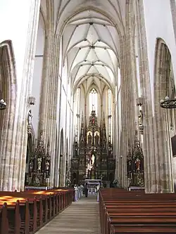 Nef principale de la basilique collégiale des Saints Pierre et Paul à Strzegom (Pologne).