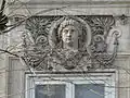 No&nbsp;19 : mascaron au-dessus des fenêtres du second étage.