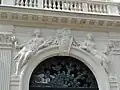 No&nbsp;5 : porche sculpté par François Théophile Murgey.