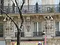 No&nbsp;56 : vue générale des atlantes supportant le balcon du second étage. L'immeuble a été construit en 1866 à l'emplacement des jardins à la française d'une propriété appartenant à un ministre de Louis XV, Pierre Etienne Bougeois, marquis de Boynes, et racheté aux enchères par Jean Honoré Dubail, boulanger, oncle du futur maire de l'arrondissement. La boutique du rez-de-chaussée a notamment été occupée par l'inventeur de la pompe rotative sur brouette, M. Albert Hirt, fils de l'inventeur d'un compteur à eau. Il a fait l'objet d'une biographie récente écrite par Jean-Claude Grenier, journaliste, racontant la vie de ses anciens habitants dont un juif engagé volontaire étranger dans l'armée française pour lutter contre les nazis, un rescapé de la liste Schindler, Majer Rozenblat ou encore la comédienne Alice Dufrêne. Sans oublier une avocate célèbre devenue l'amante d'un espion allemand et poursuivie pour collaboration, Denise Dinten.
