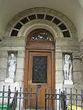 Entrée de l'immeuble du no&nbsp;140.