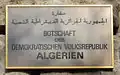 Plaque à l'ambassade