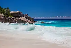 Plage de sable blanc sur la côte est.