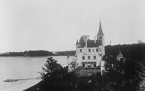 Beacon Towers en 1922, vu depuis Sands Point Light&nbsp;(en) vers Prospect Point (dans le fond).