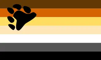 Drapeau présentant 7 bandes de couleur marron, marron/orangé, jaune, beige, blanc, gris et noir, et une empreinte de patte d’ours noire en haut à gauche.