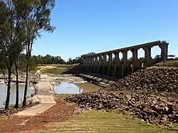 E.J. Beardmore Dam vue d'en dessous.