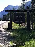 Panneau indiquant l’entrée dans la forêt nationale de Gallatin le long de la Beartooth Highway&nbsp;(en) (U.S. Route 212).