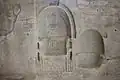 Sièges de l'abbé et du prieur excavés dans la chapelle.