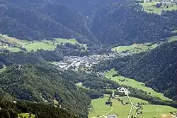 La commune et les hameaux de Beaufort, au cœur du Beaufortain. Au fond, le défilé d'Entreroches conduit au barrage de Roselend.