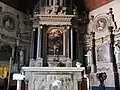 Intérieur: le chœur avec maitre-autel et le retable(inscrit).