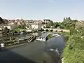 Vue de Beaumont-sur-Sarthe et son pont sur la Sarthe.