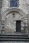 La porte romane inscrite.