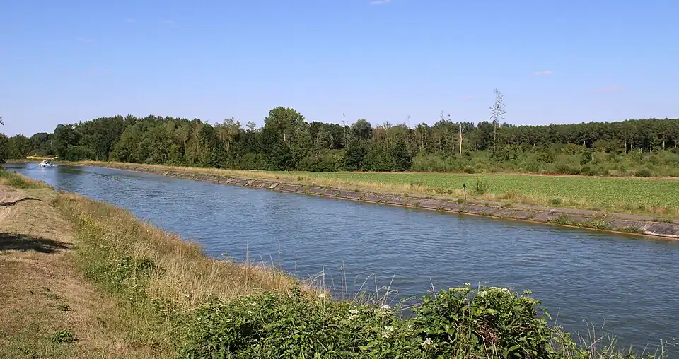 Le canal du nord à Beaurains-lès-Noyon.