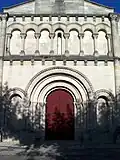 Le fronton roman de l'église (août 2014).