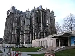 La Galerie nationale de la tapisserie, à proximité immédiate de la cathédrale.