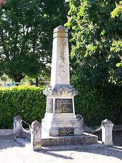 Le monument aux morts en face de l'église (avr.&nbsp;2013).