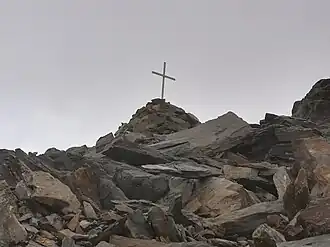 La croix sommitale.